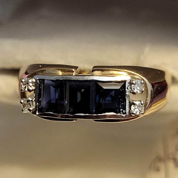 14K Gold Ring with saphire and diamonds - Picture 15 of 16